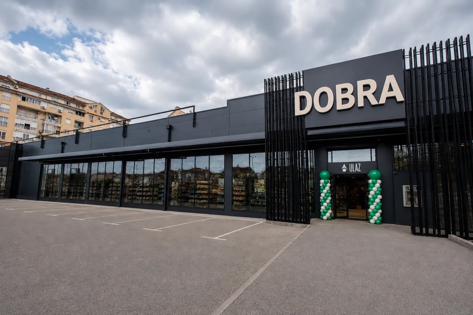 Fasada i ulaz marketa DOBRA — realizovan projekat maloprodajnog objekta